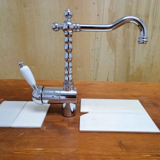 Elegantní stojánková dřezová baterie Kirke White v chromu s masivní bílou keramickou pákou není žádná laciná atrapa. Jedná...