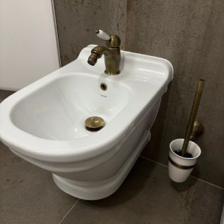 Stylová koupelna od naší spokojené zákaznice! Retro baterie v provedení stará mosaz perfektně ladí s keramickým umyvadlem,...