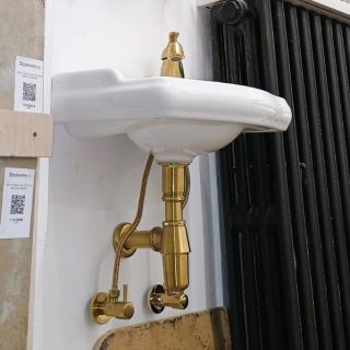 Retro kouzlo, které ožívá v srdci Prahy 💛 Naše nová vzorkovna v Kobylisích spojuje keramická umyvadla, mosazné baterie a...